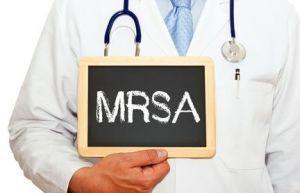Arzt mit Kreidetafel auf der das Wort "MRSA" angezeigt ist / ©doc rabe media - Fotolia.com